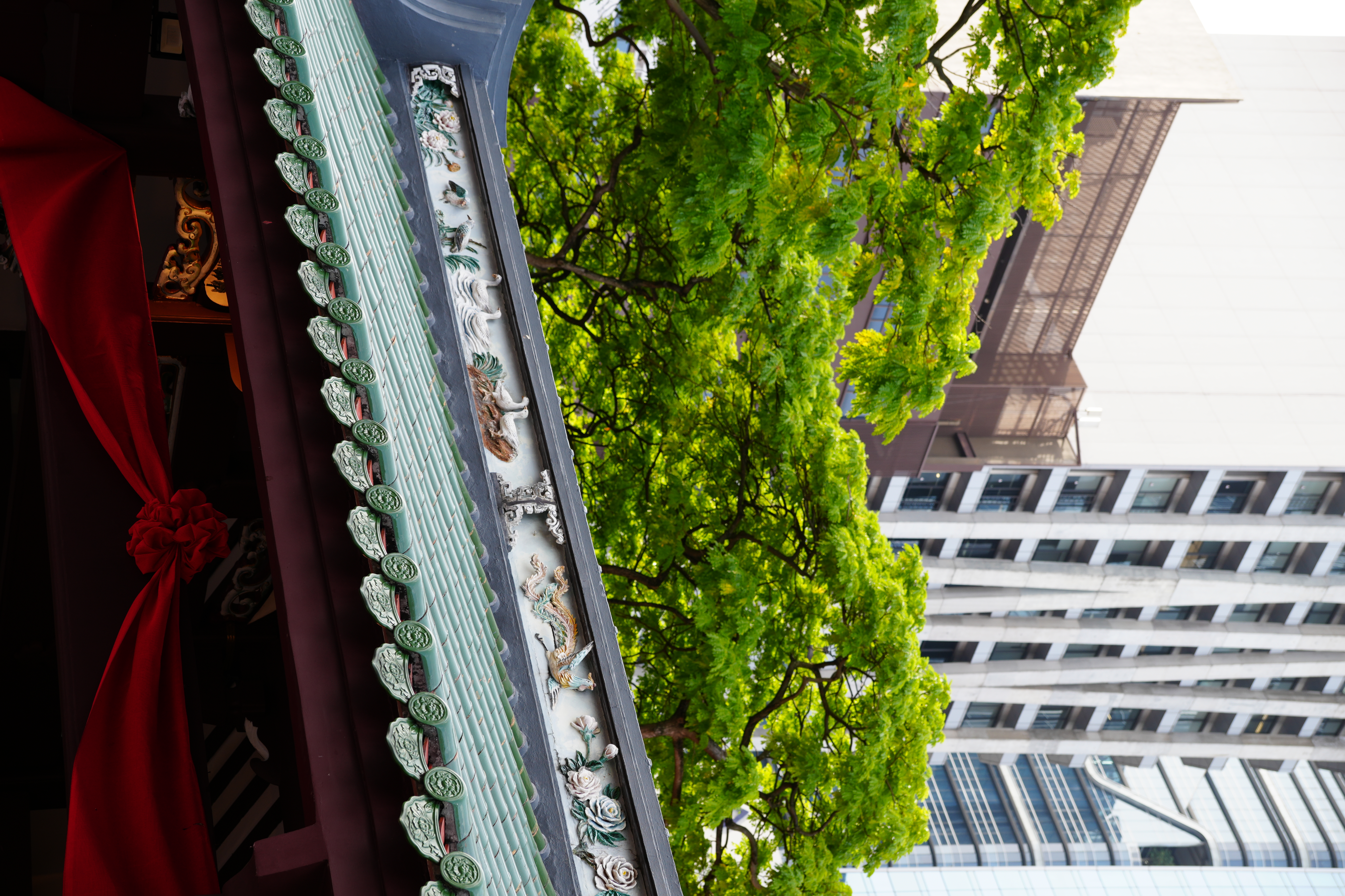 Roof design of a Chinese Temple in China Town in Singapore