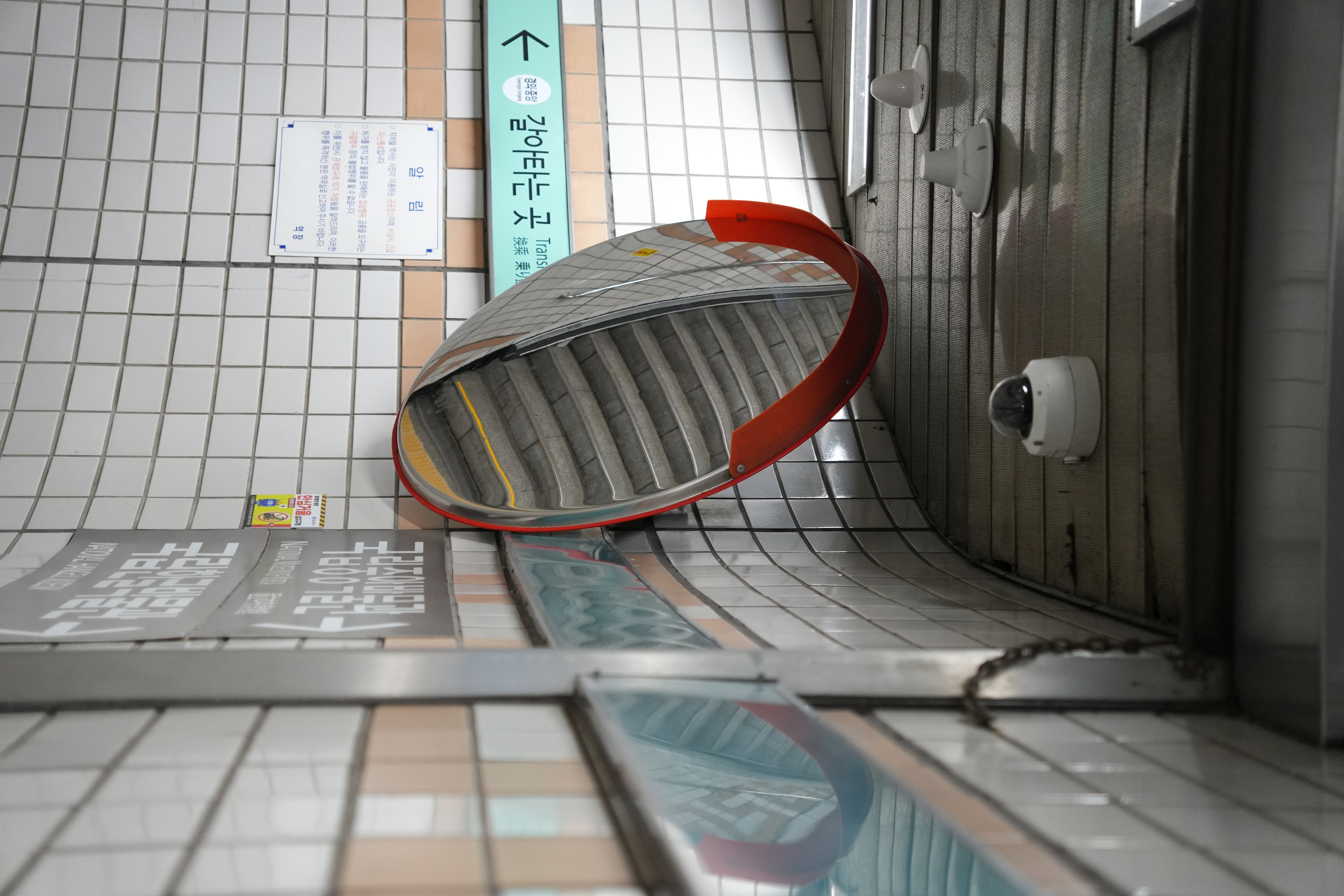 Mirror in a Seoul subway tunnel
